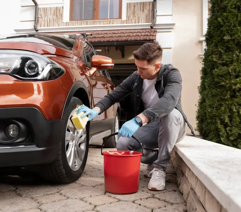 Lavage auto à domicile Aromas : professionnel intervenant sur un véhicule